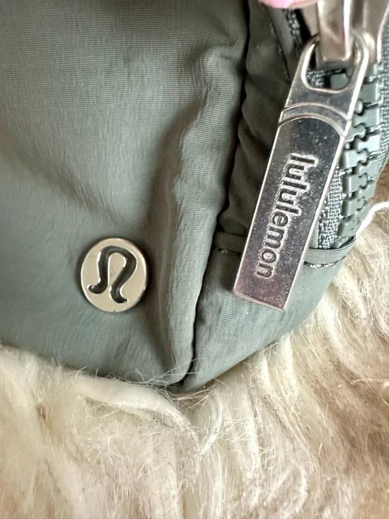 Lululemon Olive Green Lightweight Crossbody Belt Bag NWOT - Picture 8 of 9
